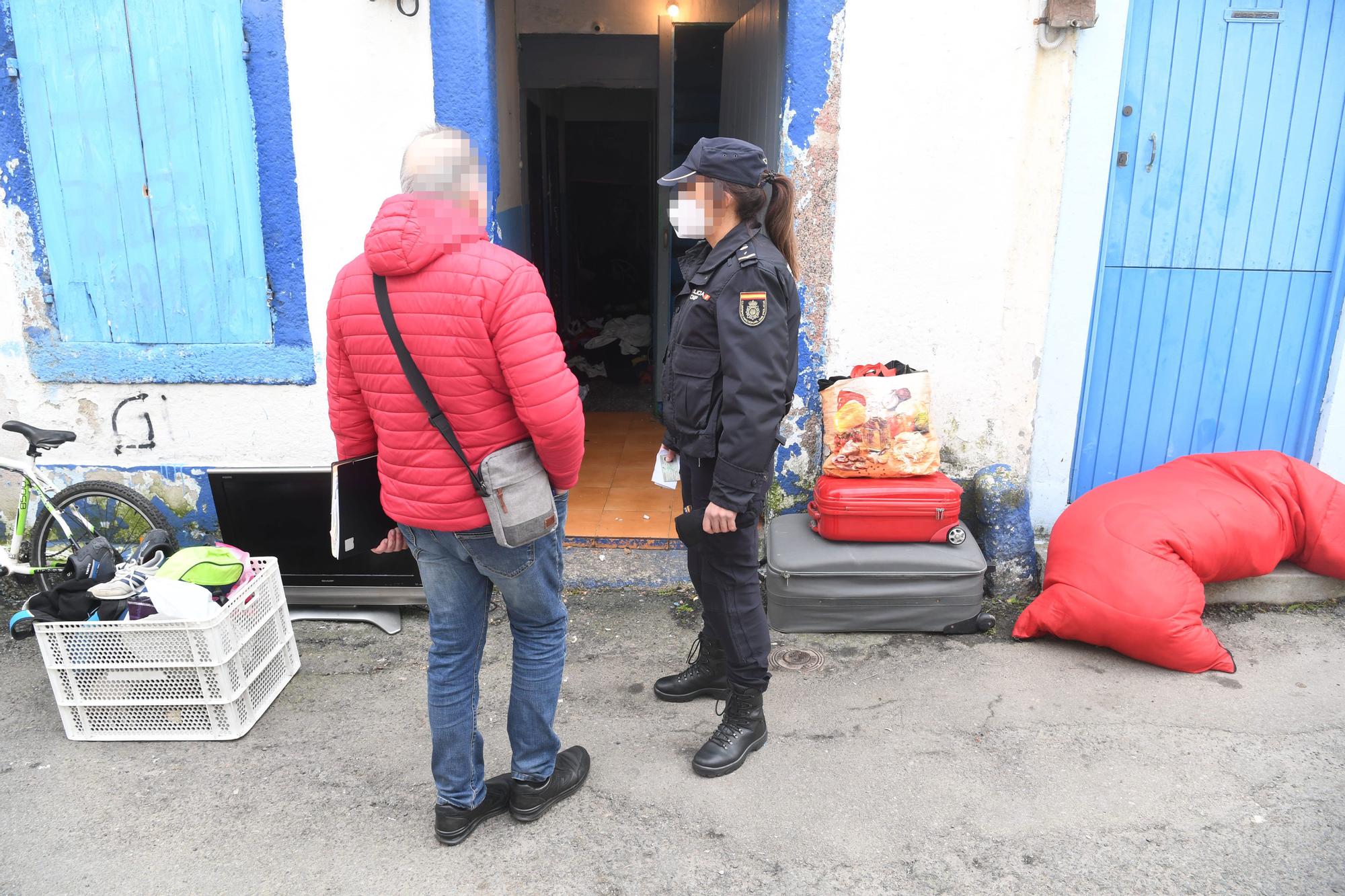 Tres hombres desalojados de una vivienda en la zona de O Peruleiro