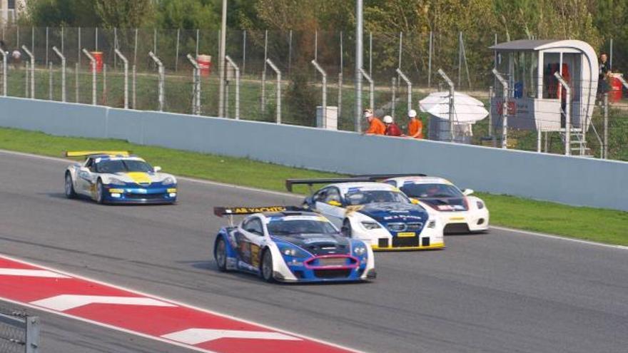 Julià, con el coche azul con el dorsal 62, instantes después de la salida en la carrera disputada ayer en Montmeló.