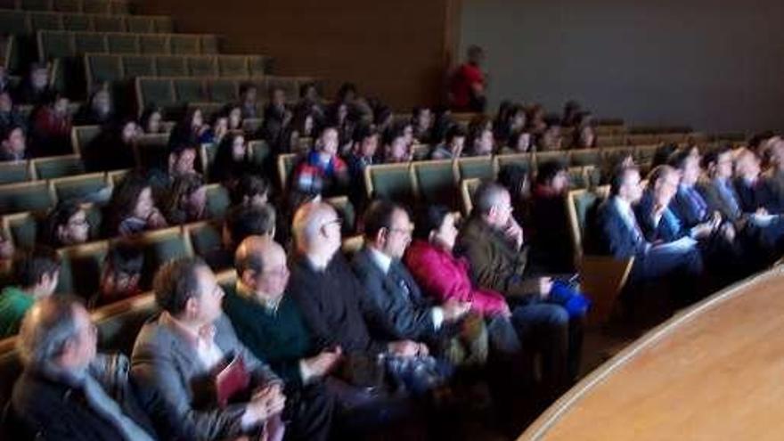 Alumnos y autoridades durante el acto en el Auditorio.  // L.F.