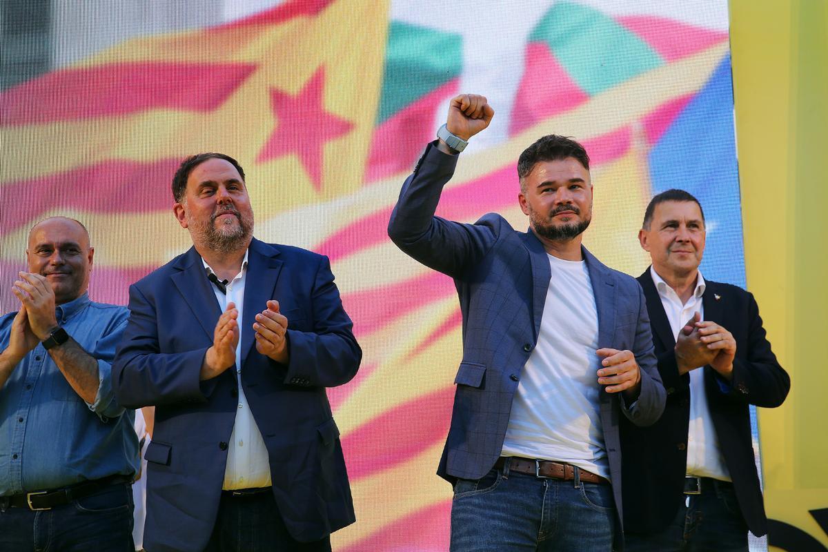 Gabriel Rufián, con Oriol Junqueras y Arnaldo Otegi en el mitin central de campaña de ERC.