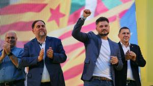 Gabriel Rufián, con Oriol Junqueras y Arnaldo Otegi en el mitin central de campaña de ERC.