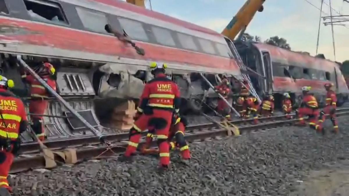 Así trabaja la UME en la estabilización del tren del accidente de Adamuz.00 01 05 11.Imagen fija001