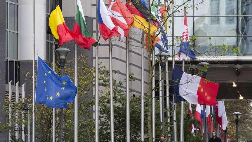 Banderas a media asta en el Parlamento Europeo. // Reuters