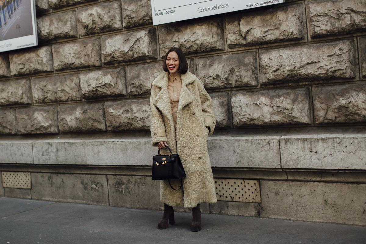Look con abrigo de la 'it girl' Tiffany Hsu visto en el 'street style' de París
