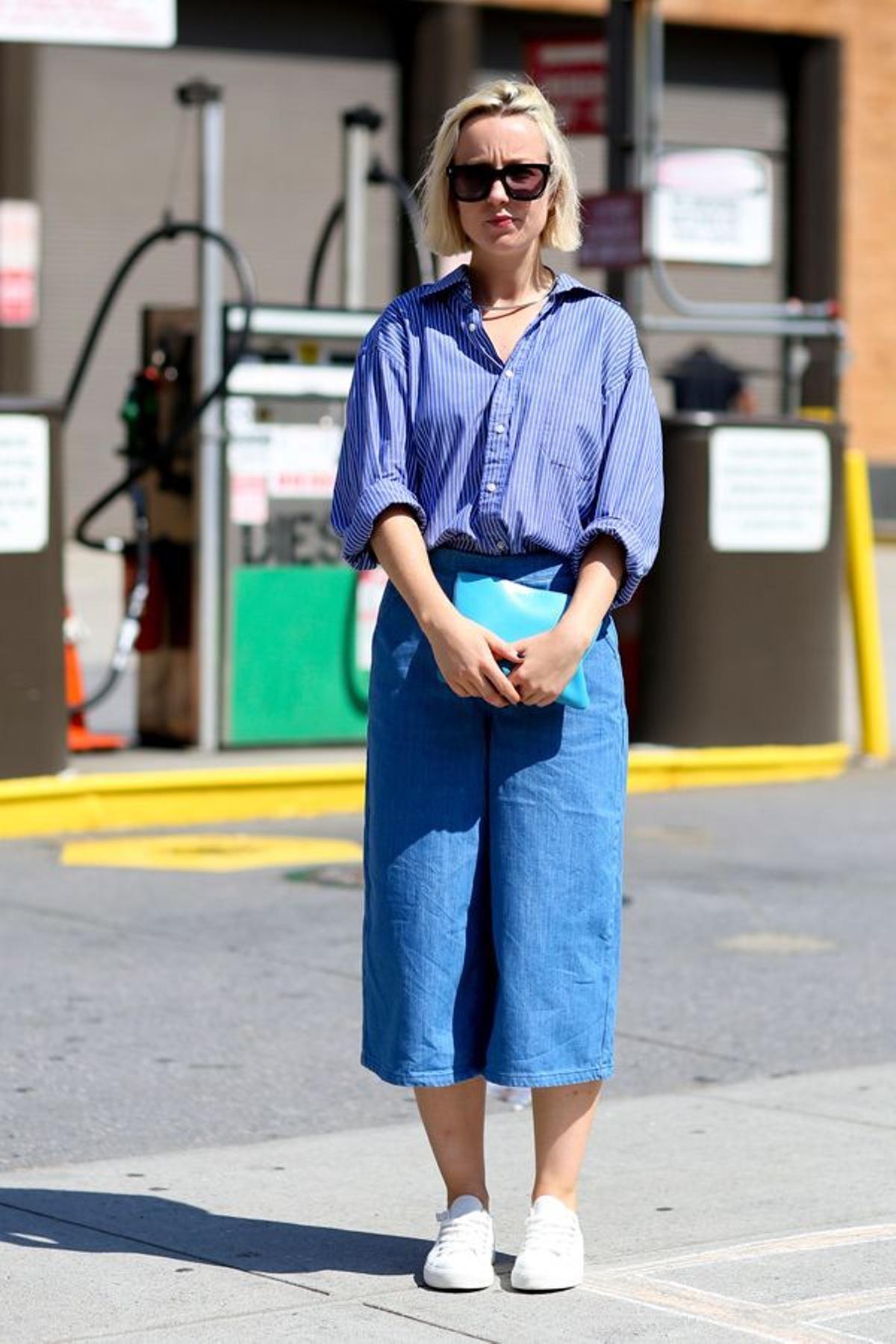 Looks con zapatillas: camisa azul + jeans