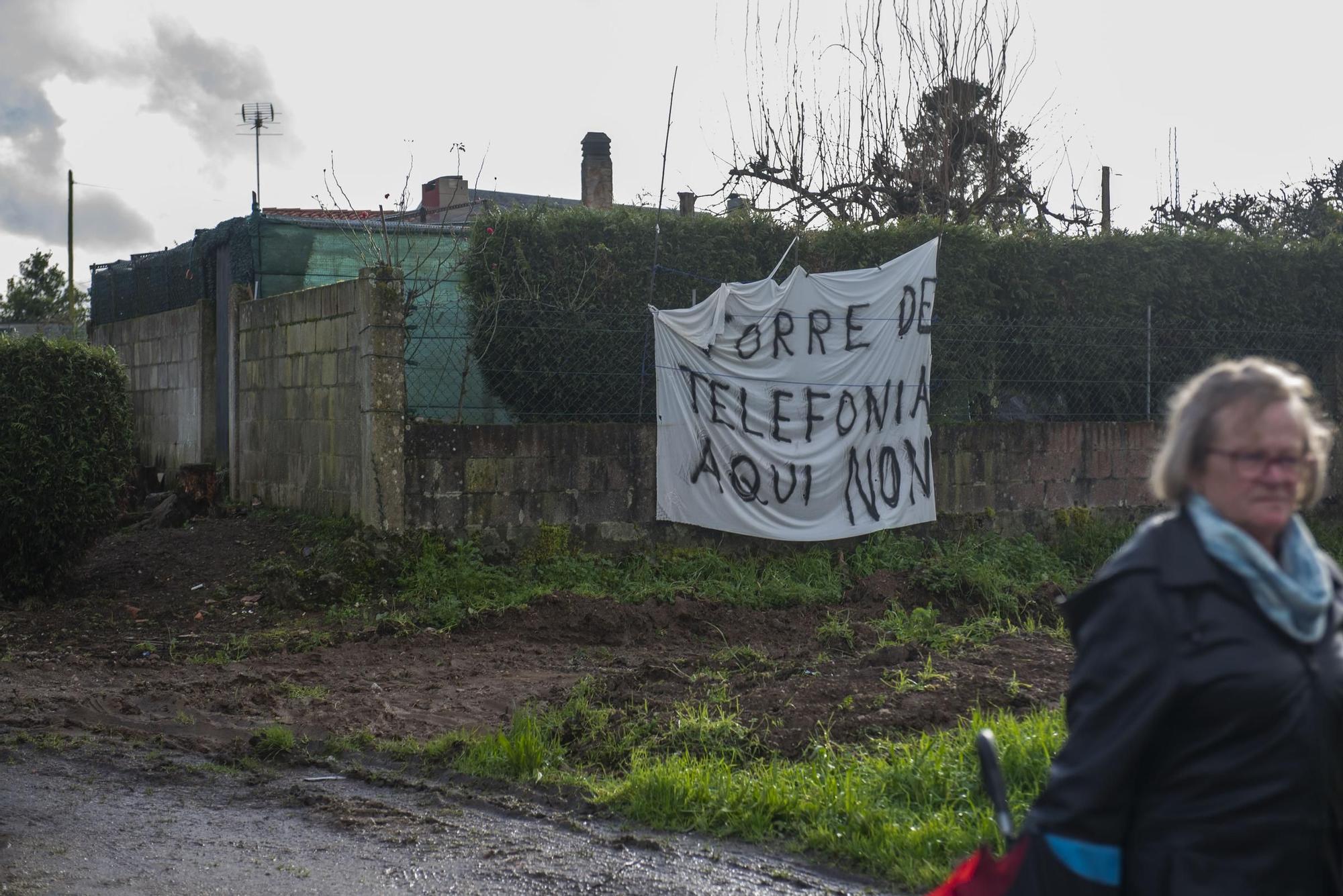 Vecinos de Anceis protestan por la instalación de una antena de telefonía móvil