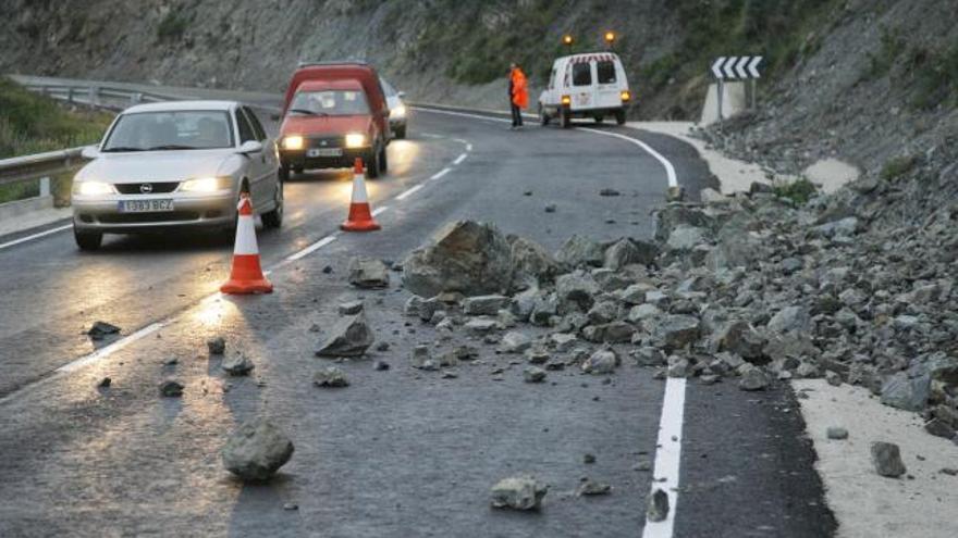 La caída de rocas obliga a cortar un carril de la carretera de Cartagena