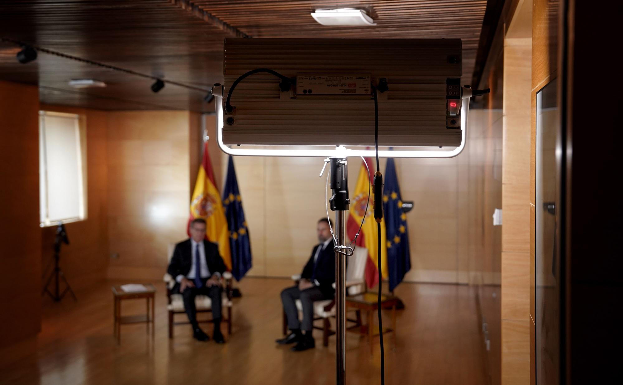 Alberto Núñez Feijóo y Santiago Abascal se reúnen en el Congreso