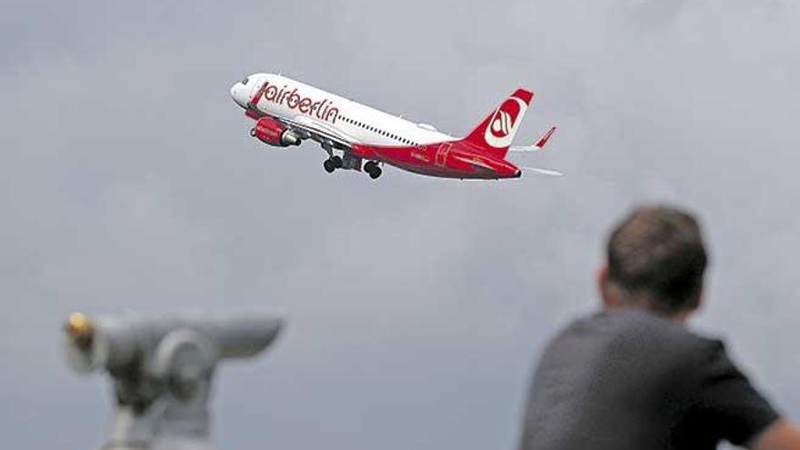 Un avión de Air Berlin despega, ayer, del aeropuerto berlinés de Tegel, base principal de la aerolínea, que acaba de declararse insolvente.