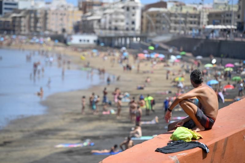 06-09-20  GRAN CANARIA. PLAYA DE LAS CANTERAS.  LAS PALMAS DE GRAN CANARIA. Reportaje de jóvenes y Covid por la ciudad. Fotos: Juan Castro.  | 06/09/2020 | Fotógrafo: Juan Carlos Castro