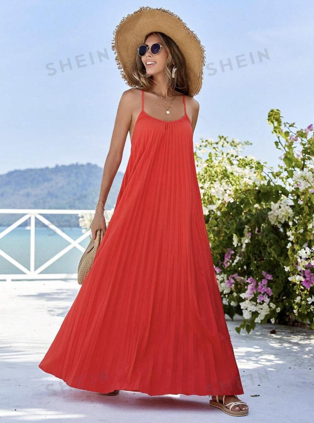 Vestido naranja de tirantes con tejido plisado