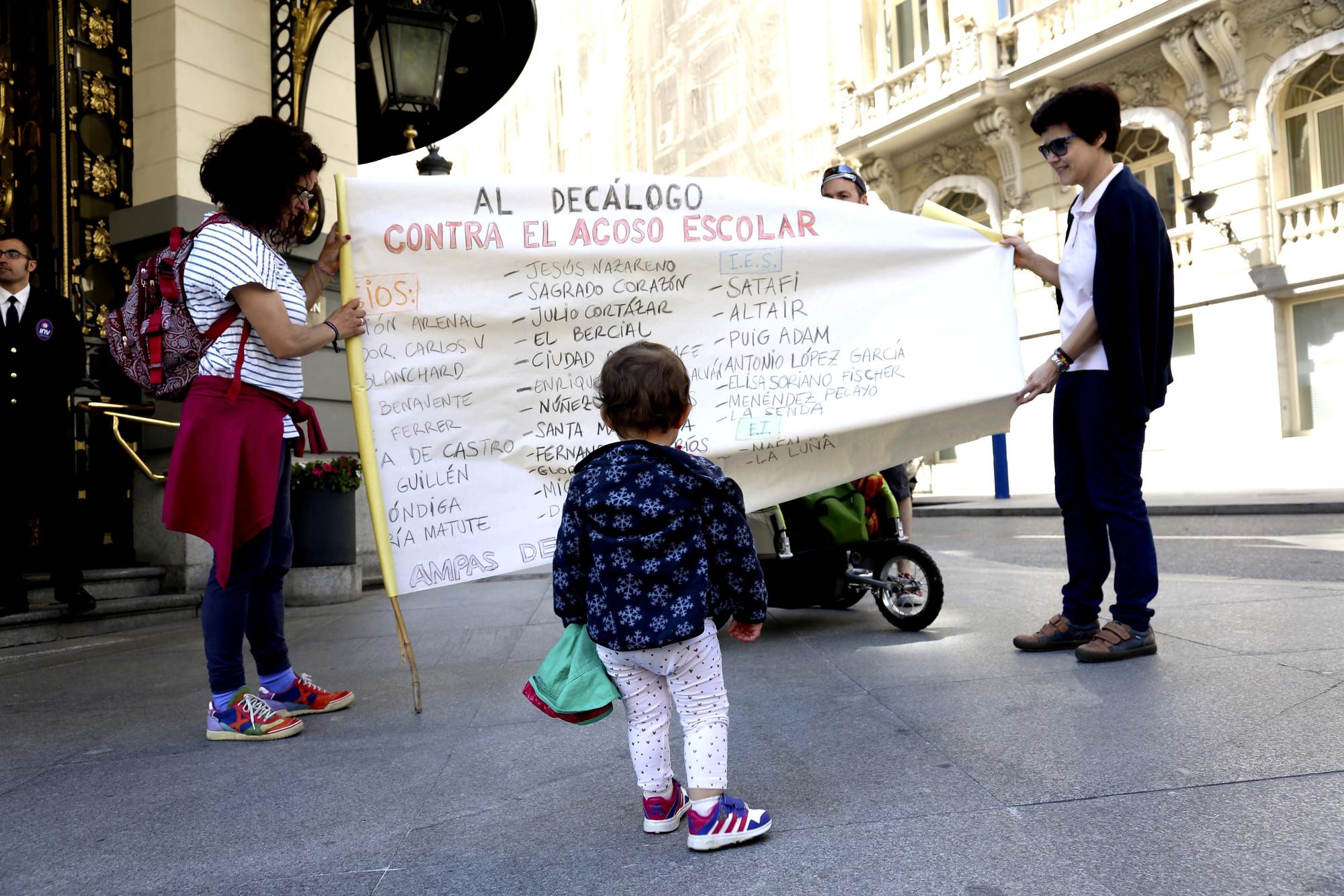 Manifestantes en contra del acoso escolar.