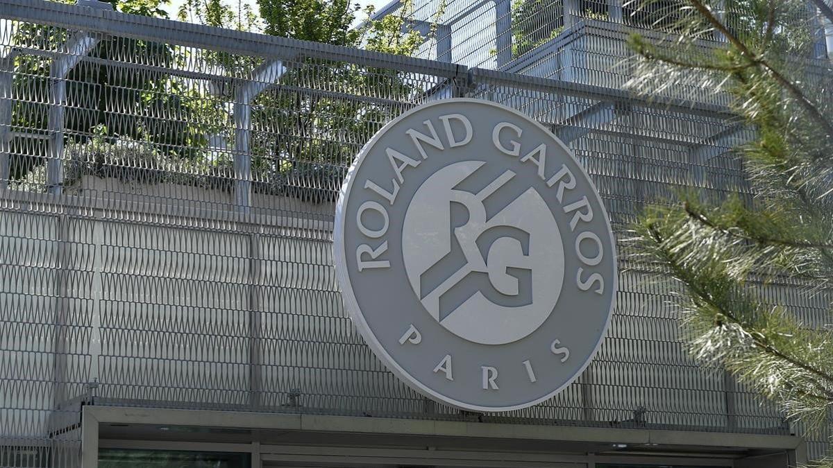 Una vista del logotipo de Roland Garros cerrado por el aplazamiento.