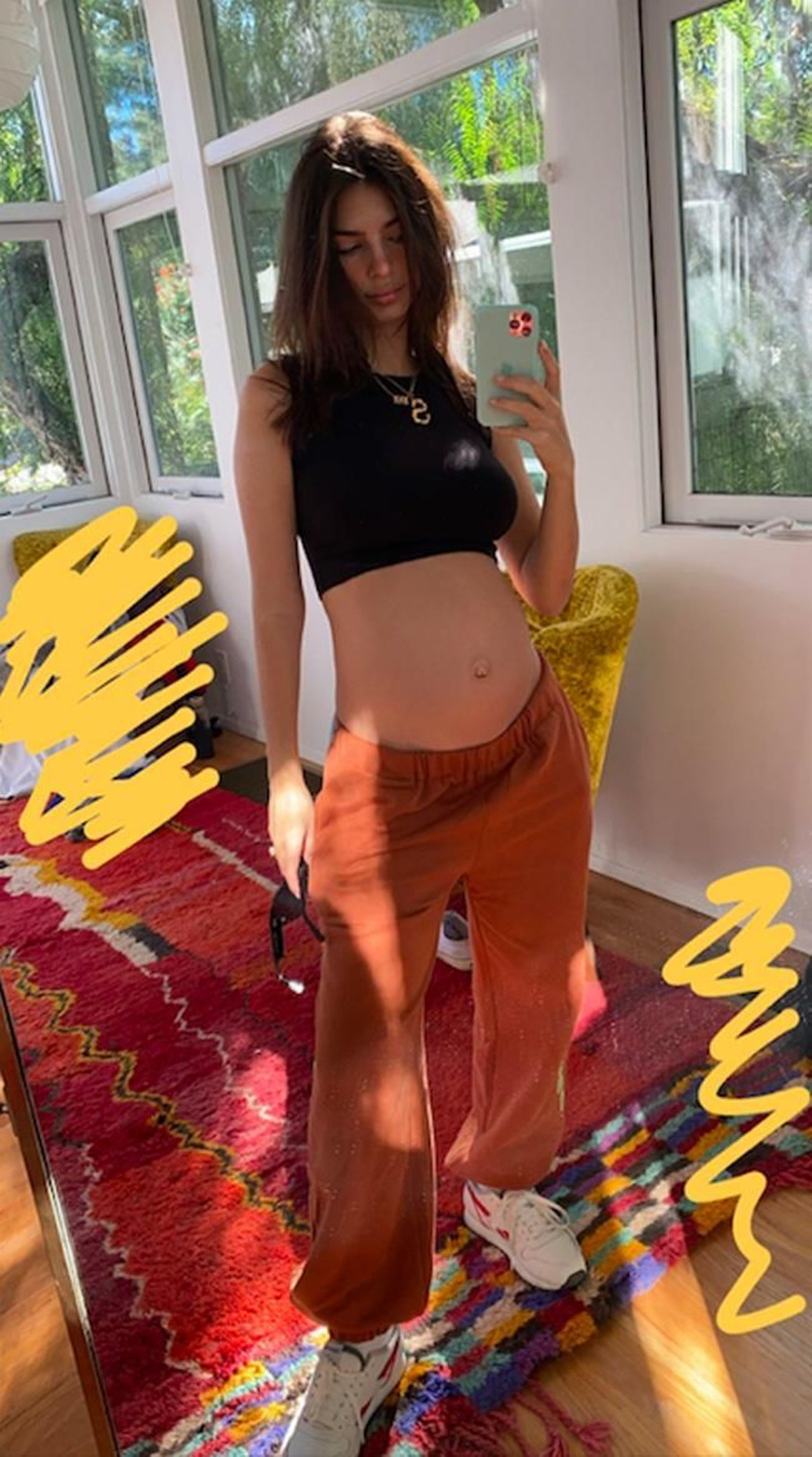 Emily Ratajkowski con look 'comfy'