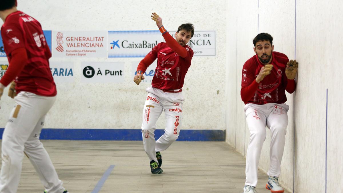 Puchol II novament guiant els seus companys amb una altra actuació de número u.