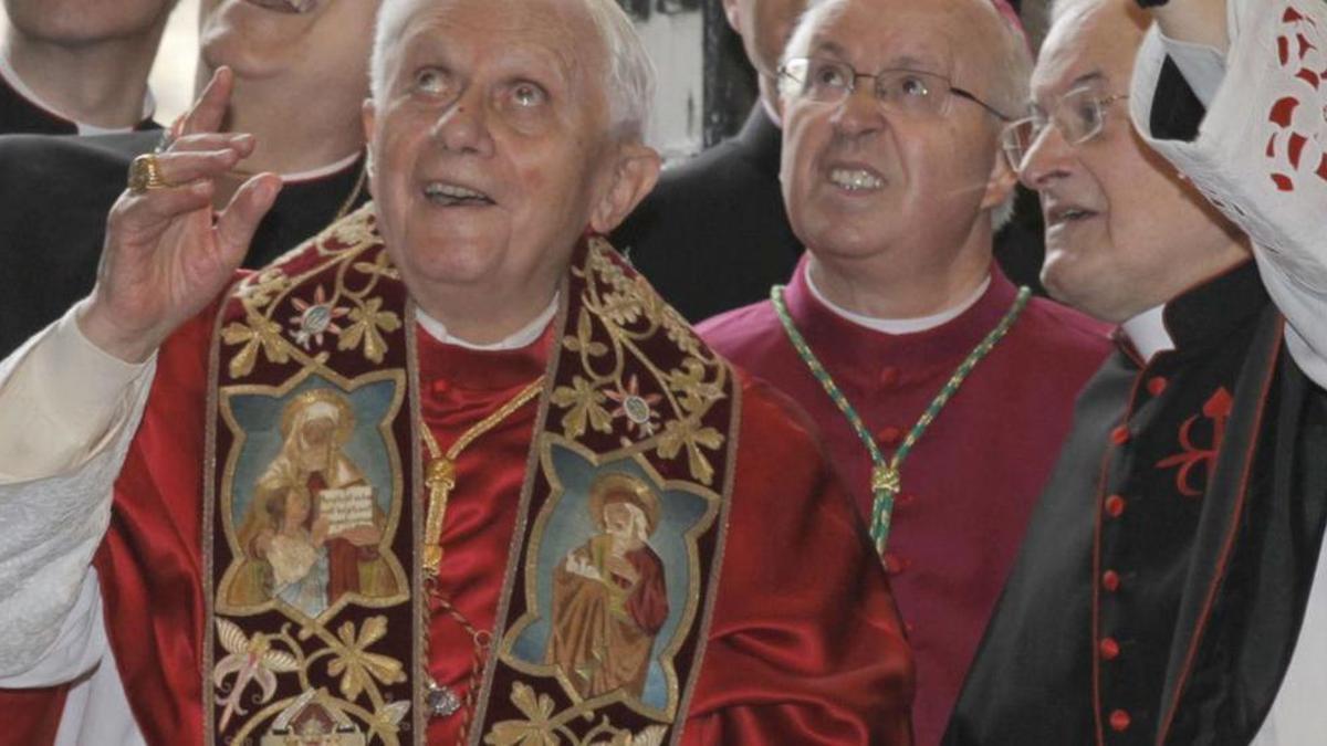 Benedicto XVI, el arzobispo Julián Barrio y el deán de la catedral de Santiago.