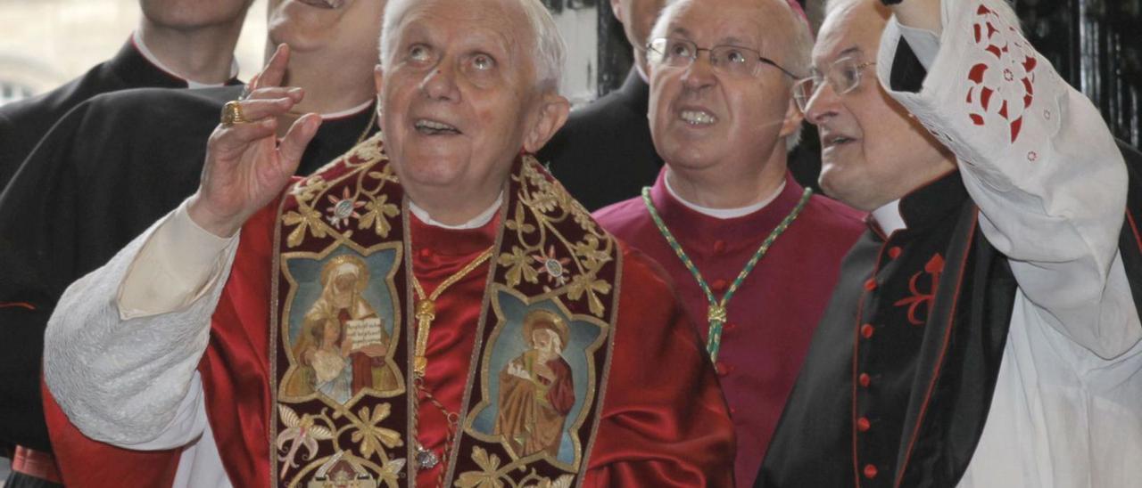 Benedicto XVI, el arzobispo Julián Barrio y el deán de la catedral de Santiago.