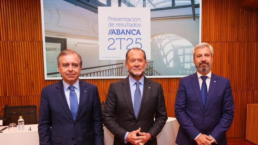 Escotet cobró lo mismo en 2025 y el pago en efectivo y acciones a la alta dirección de Abanca creció el 9,4%