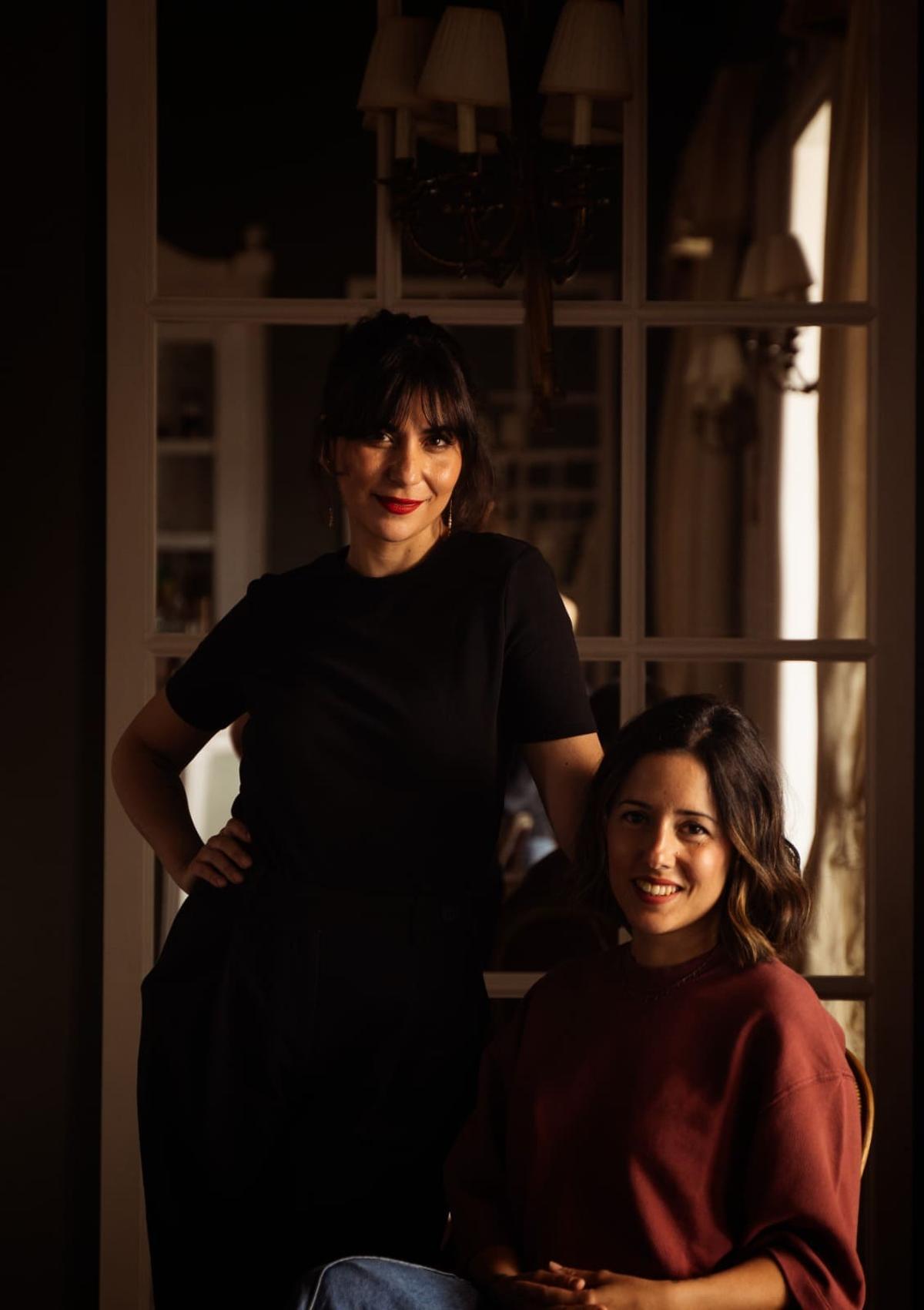 Las dos mujeres al frente de Free Heart.
