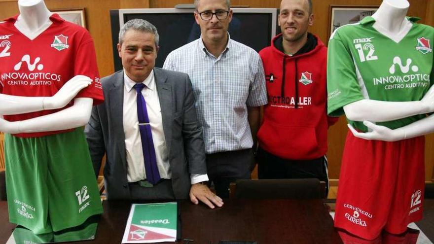 Picallo, Pena y Castro, ayer, rodeados por las dos equipaciones del nuevo club. // Bernabé/Luismy