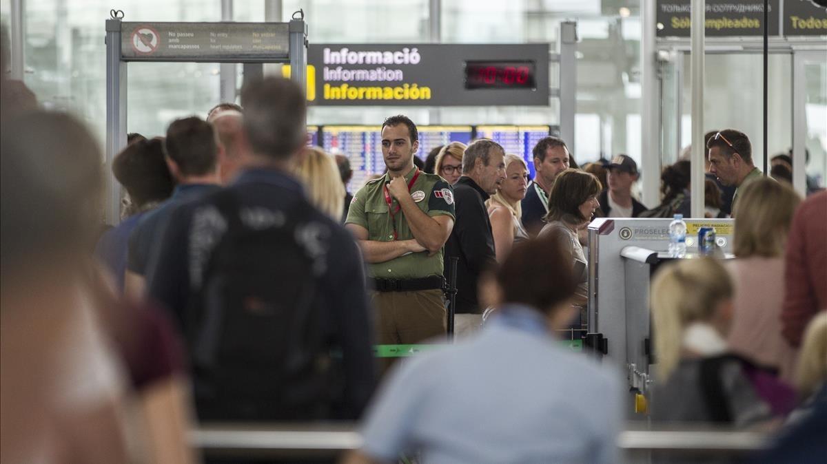 zentauroepp39643488 barcelona 11 08 2017    siguen las colas en el aerop erto de170811175215