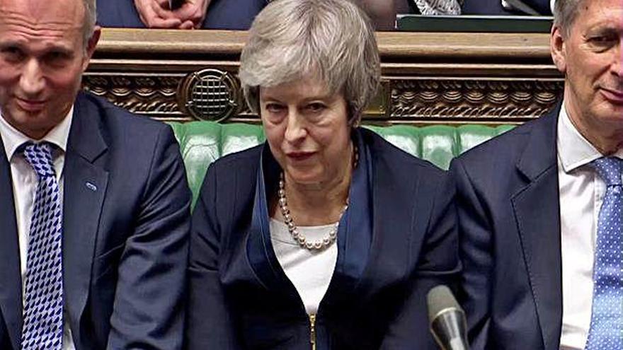 Theresa May, abatuda després de conèixer el resultat de la votació a la Cambra dels Comuns.
