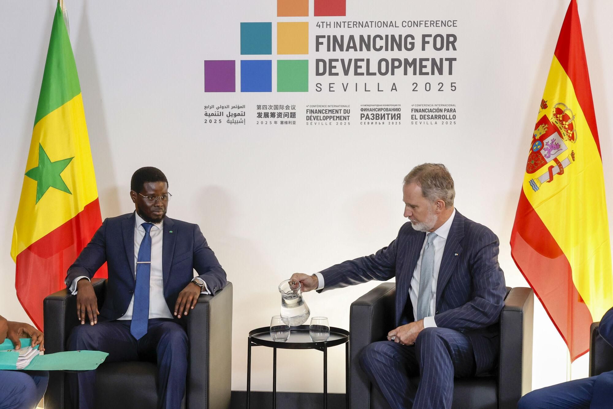 SEVILLA, 30/06/2025.- El rey Felipe mantiene un encuentro bilateral con el presidente de Senegal, Bassirou Diomane Faye (i) antes de mantener una reunión bilateral celebrada en el marco de la IV Conferencia Internacional de la ONU sobre Financiación para el Desarrollo, este lunes en Sevilla. Unos setenta jefes de Estado o de Gobierno se reúnen desde hoy y hasta el próximo jueves en este encuentro que aspira movilizar más recursos en cooperación y reafirmar el compromiso con el multilateralismo. EFE/J. J. Guillén