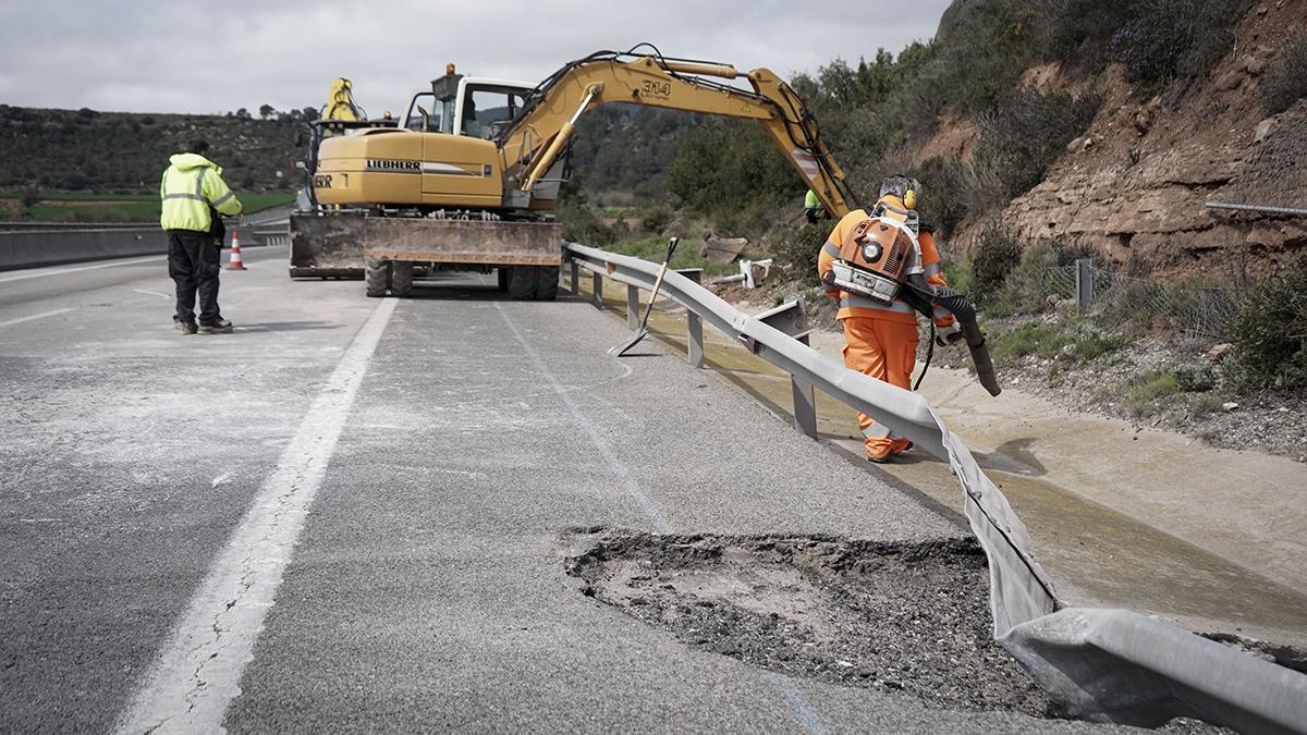 Así ha quedado la calzada del Eix Transversal en Rajadell tras la caída de una roca gigante Así ha quedado la calzada del Eix Transversal en Rajadell tras la caída de una roca gigante