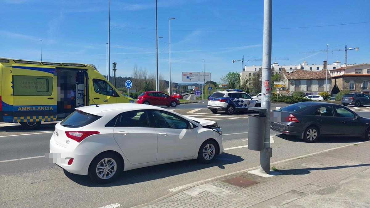 Una ambulancia atiende al hombre herido tras ser embestido en O Castiñeiriño