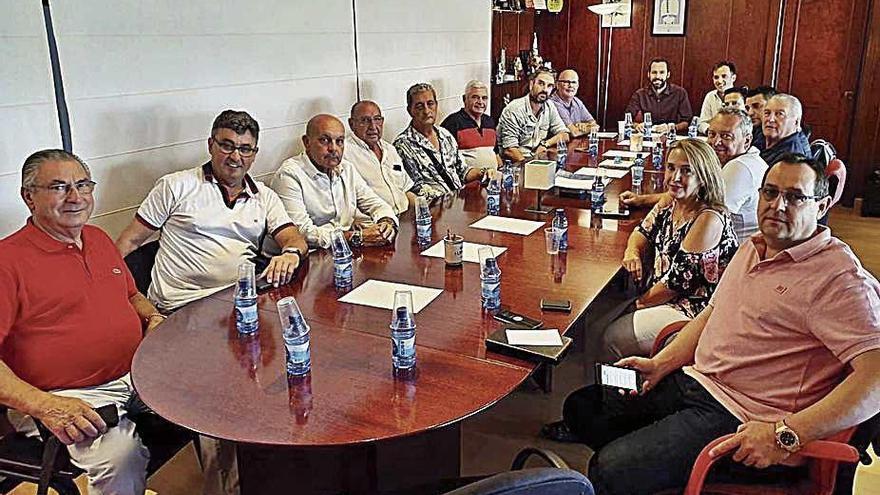 Los representantes de los clubes en la reunión con el IME.