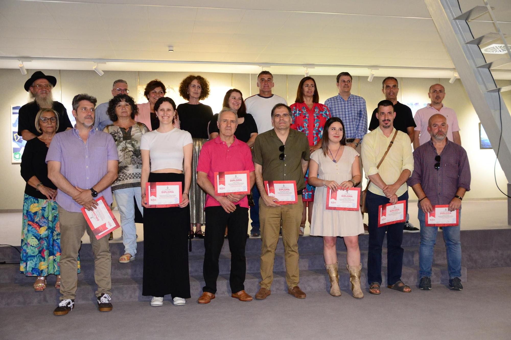Las autoridades y los artistas premiados en la XXV Bienal Arte no Morrazo.