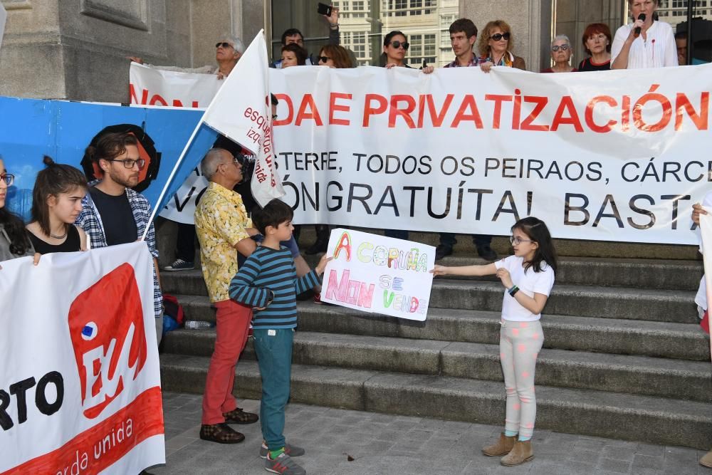 Marcha de 4.000 personas por la fachada marítima