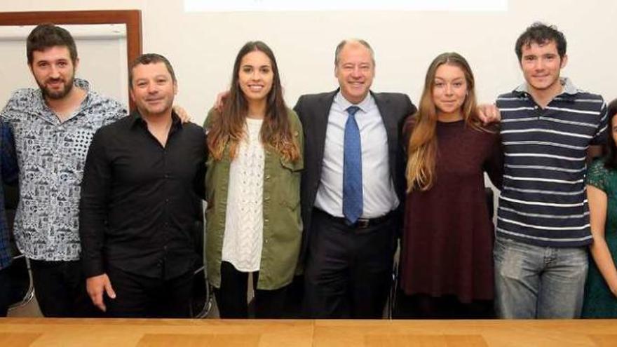 El rector, en el centro, junto a los protagonistas y autores de la campaña de captación de estudiantes de la Universidad. // Marta G. Brea