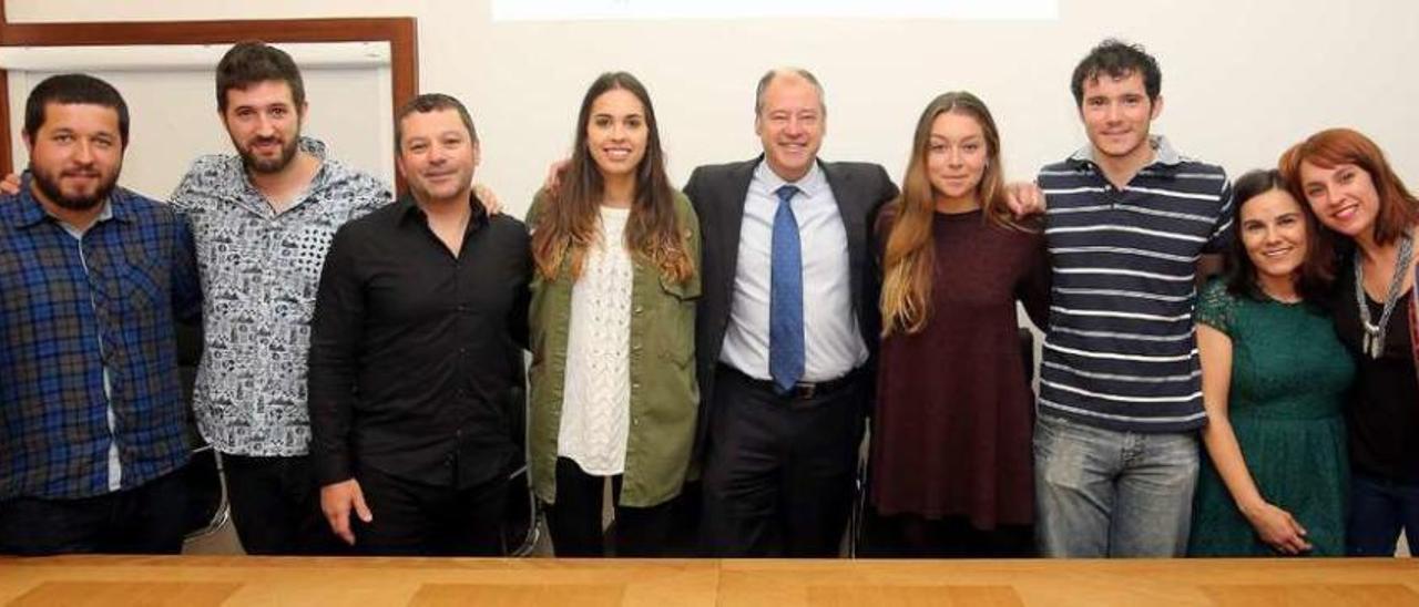 El rector, en el centro, junto a los protagonistas y autores de la campaña de captación de estudiantes de la Universidad. // Marta G. Brea