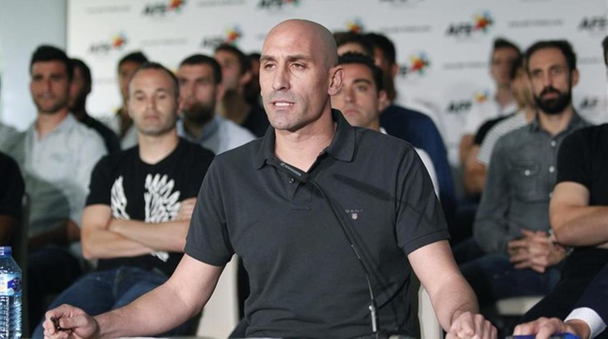 El president de l’AFE, Luis Rubiales, davant els jugadors, dijous passat.