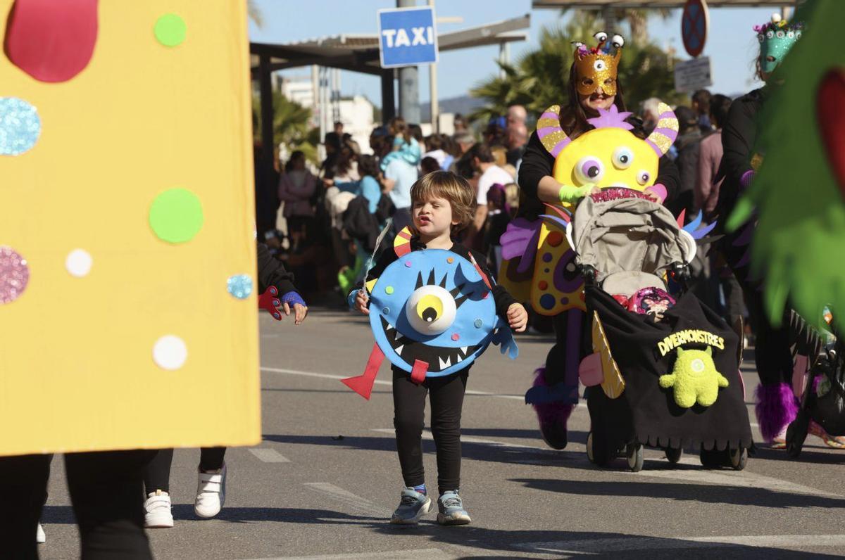 Els ‘Diver monstres’ a la rua de Cala de Bou. | Juan A. Riera