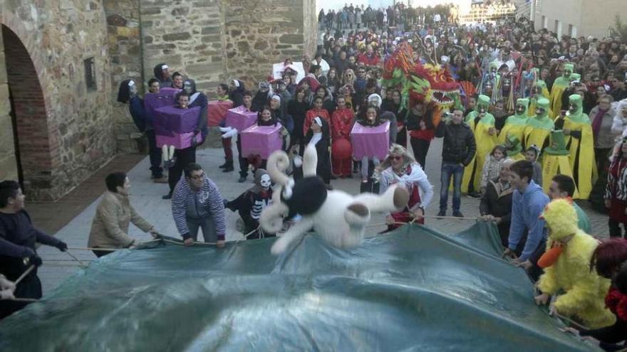 Lanzamiento del muñeco de la cabra en Manganeses. Foto M. A. C.