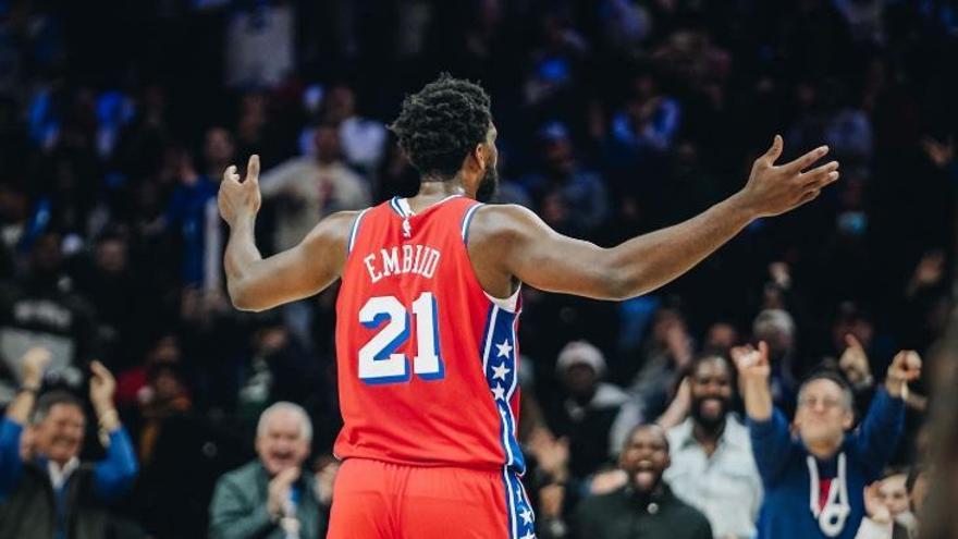 Embiid deja solos a los Sixers