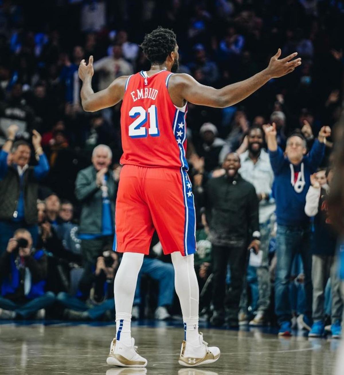 Embiid durante un encuentro de NBA con los Sixers