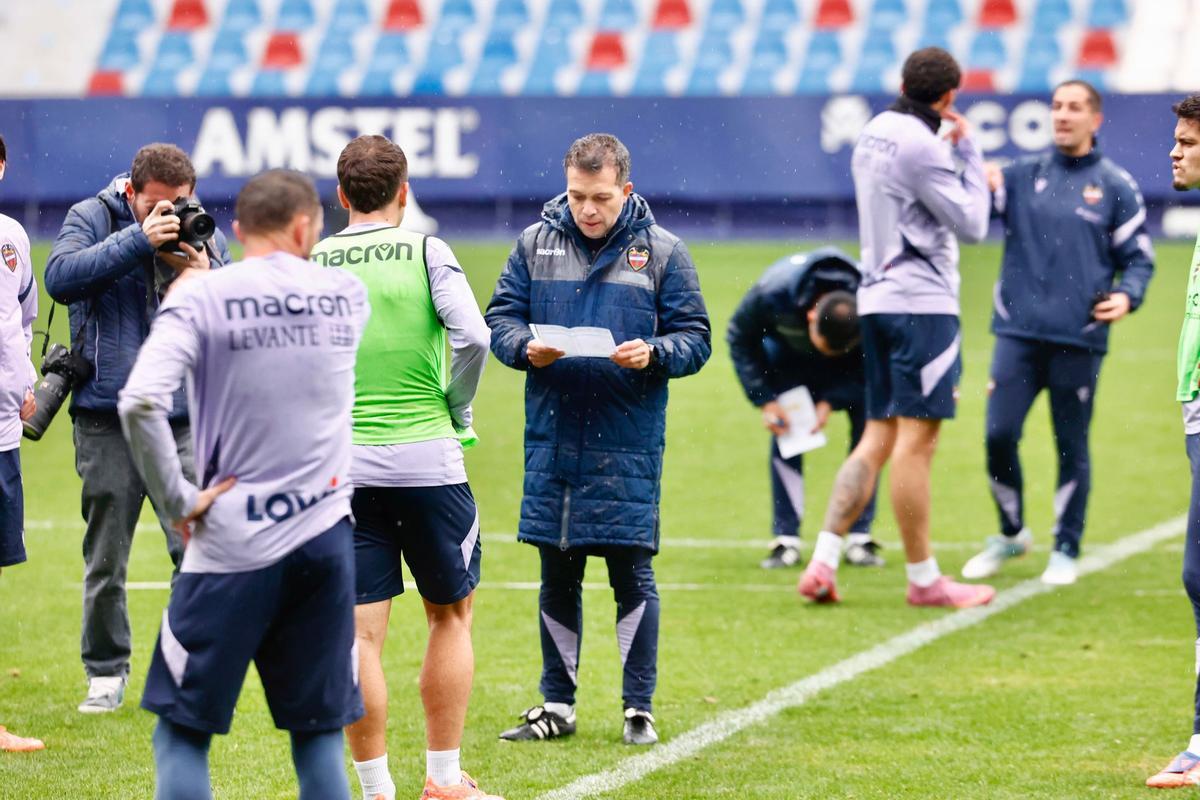 Entrenamiento a puertas abiertas del Levante UD