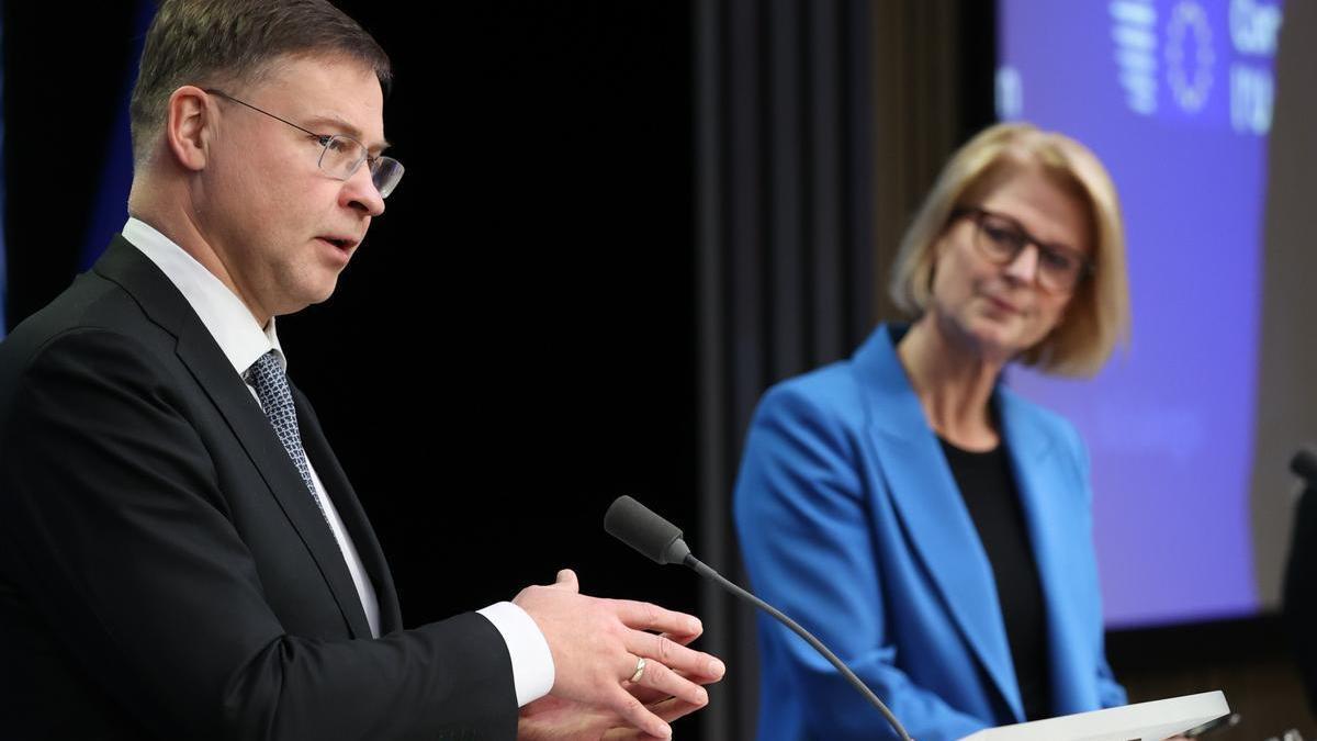 El vicepresidente de la Comisión Europea, Valdis Dombrovskis, y la ministra de Finanzas de Suecia, Elisabeth Svantesson.