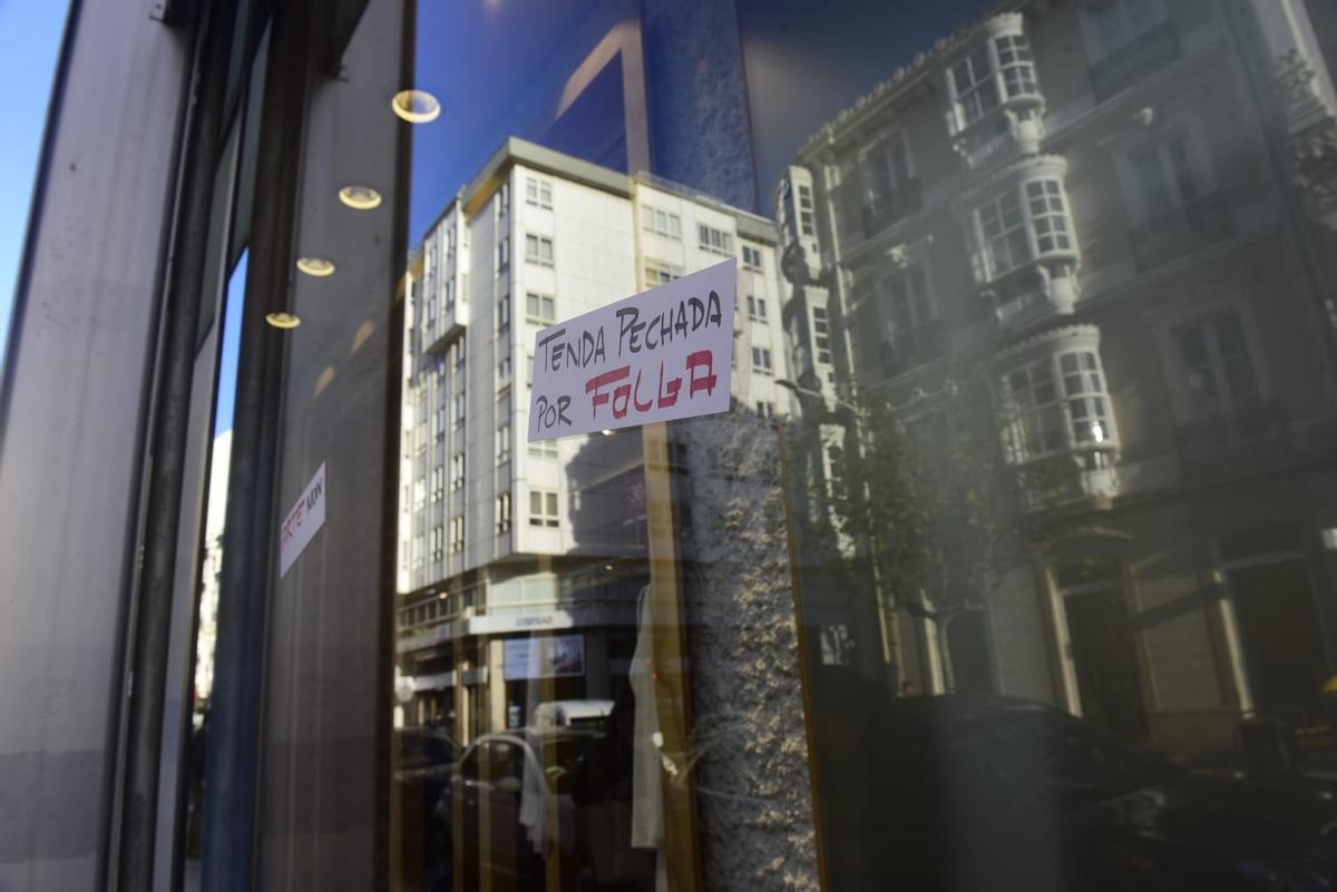 Huelga del comercio textil coruñés en el primer día de las rebajas de enero