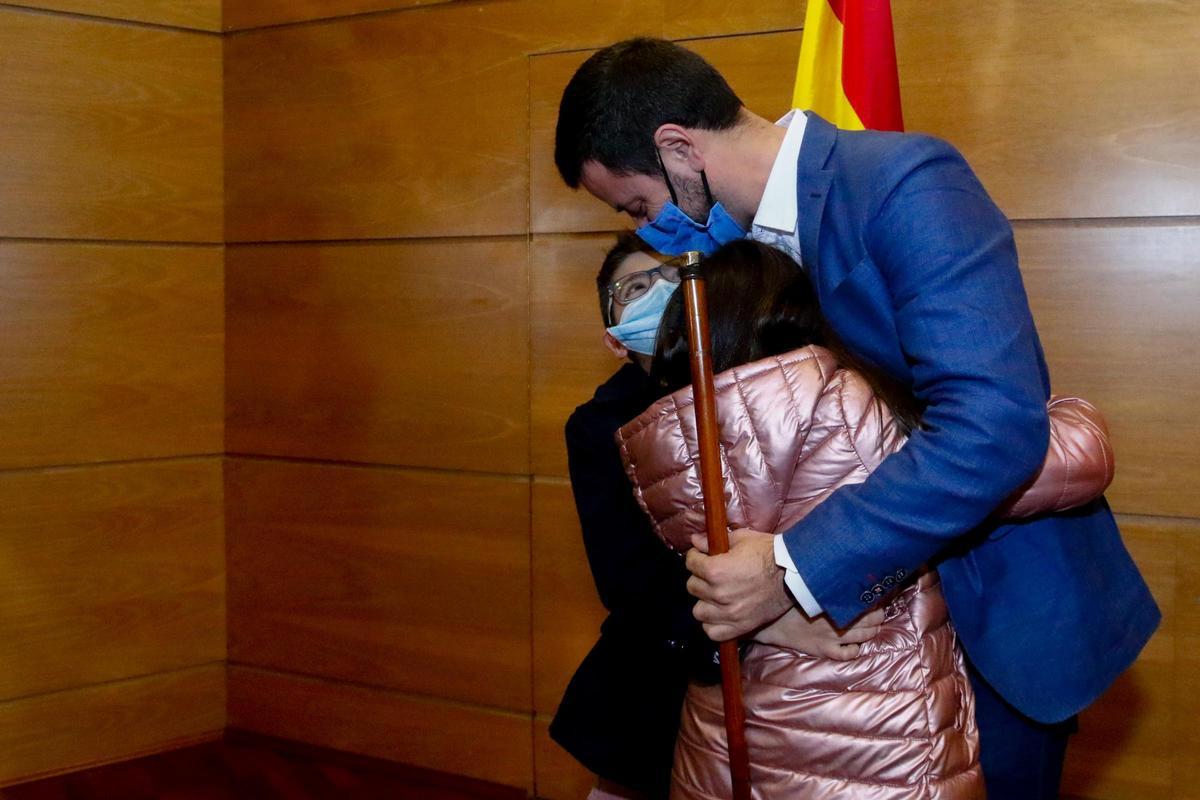 Samuel Lago abraza a sus hijos a la conclusión del pleno