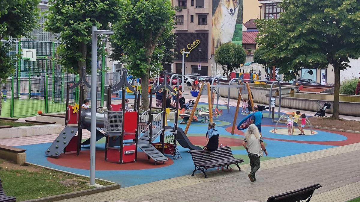 La zona de juegos infantiles del parque Alfonso X de la Pola.