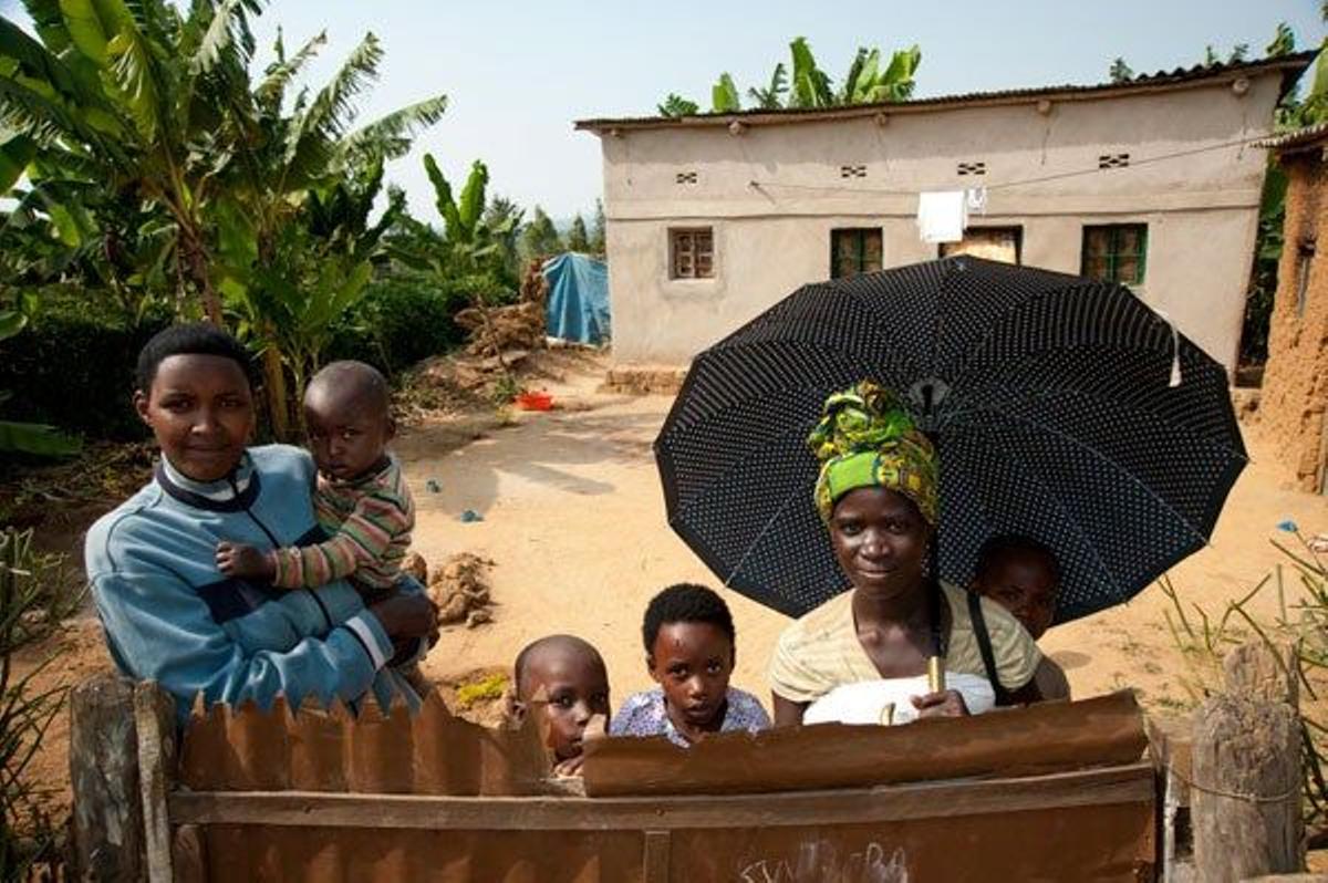 Familia ruandesa en la localidad de Mbyo, cerca de Kigali.