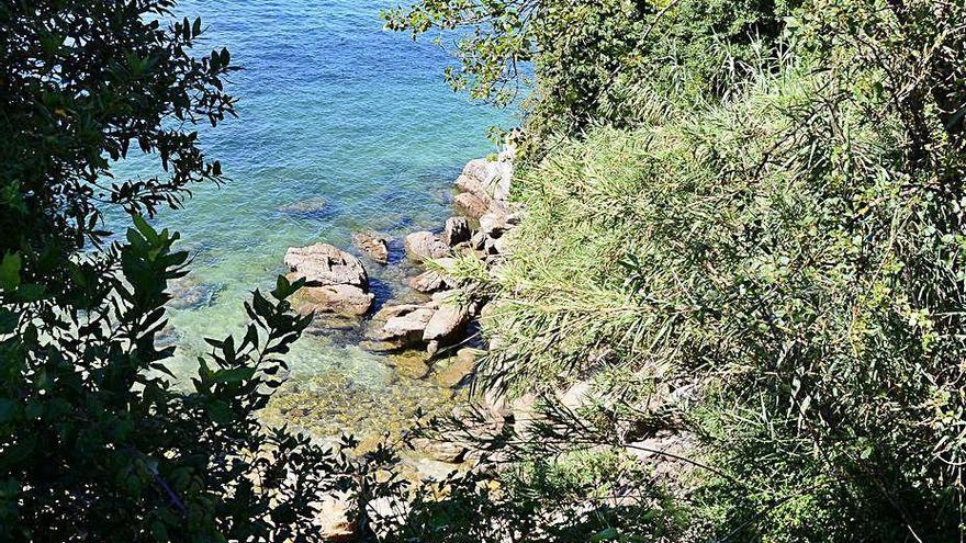 Cala de la que fue rescatado el joven el martes.