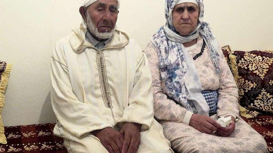 Aqabush Abouyaaqoub y Cherifa Hicham, abuelos del terrorista huido. // Efe