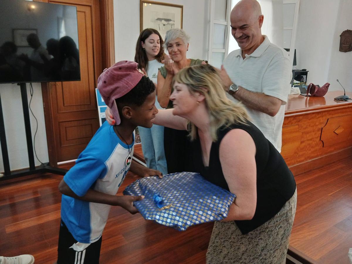 RECEPCION NIÑOS SAHARAUIS QUE PASAN VERANO EN MORRAZO SALON PLENOS CONCELLO BUEU