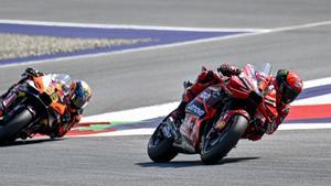 El piloto italiano Pecco Bagnaia disputando una carrera con el Ducati Lenovo.