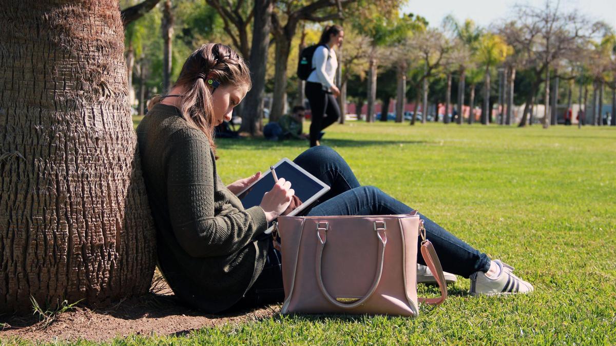 Una alumna, en el Campus de Vera de la Universitat Politècnica de València